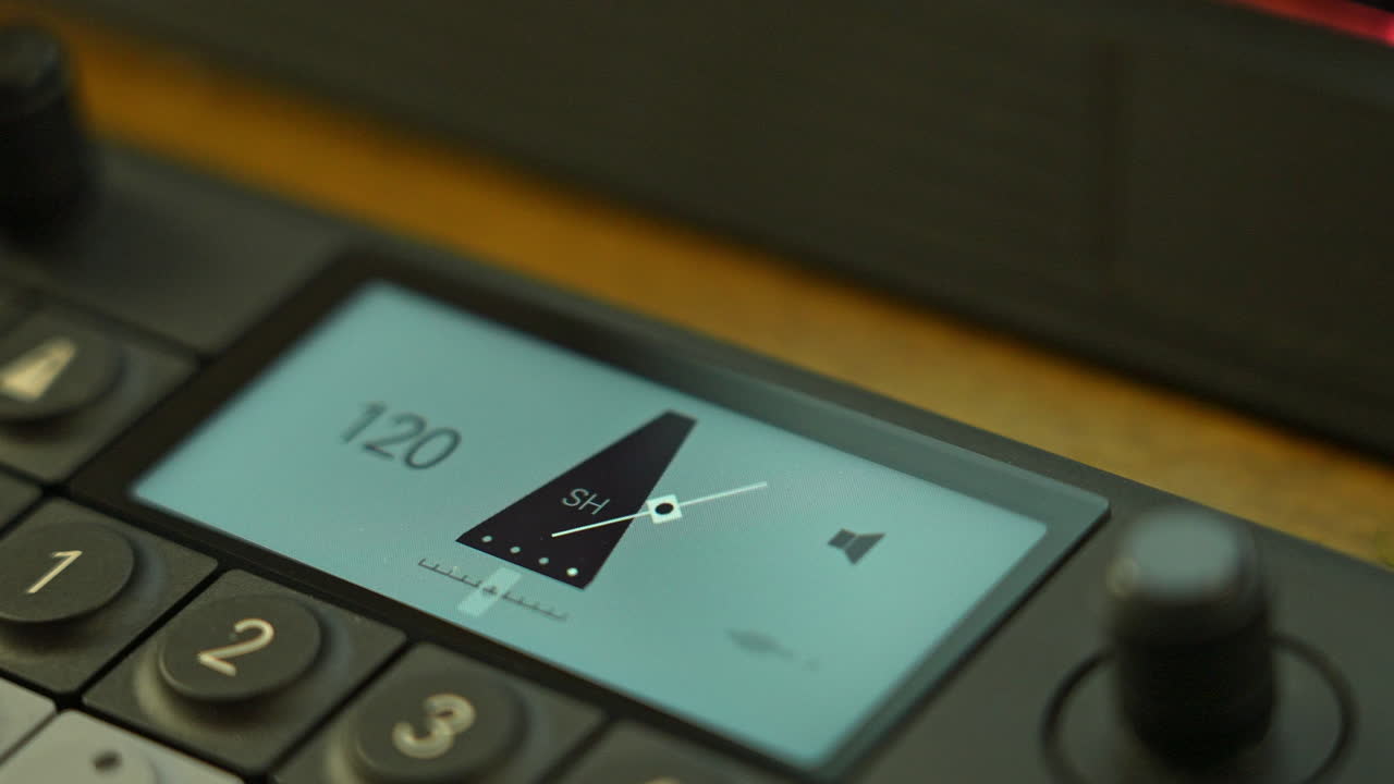 Primo piano del display di un sintetizzatore digitale che mostra le impostazioni.