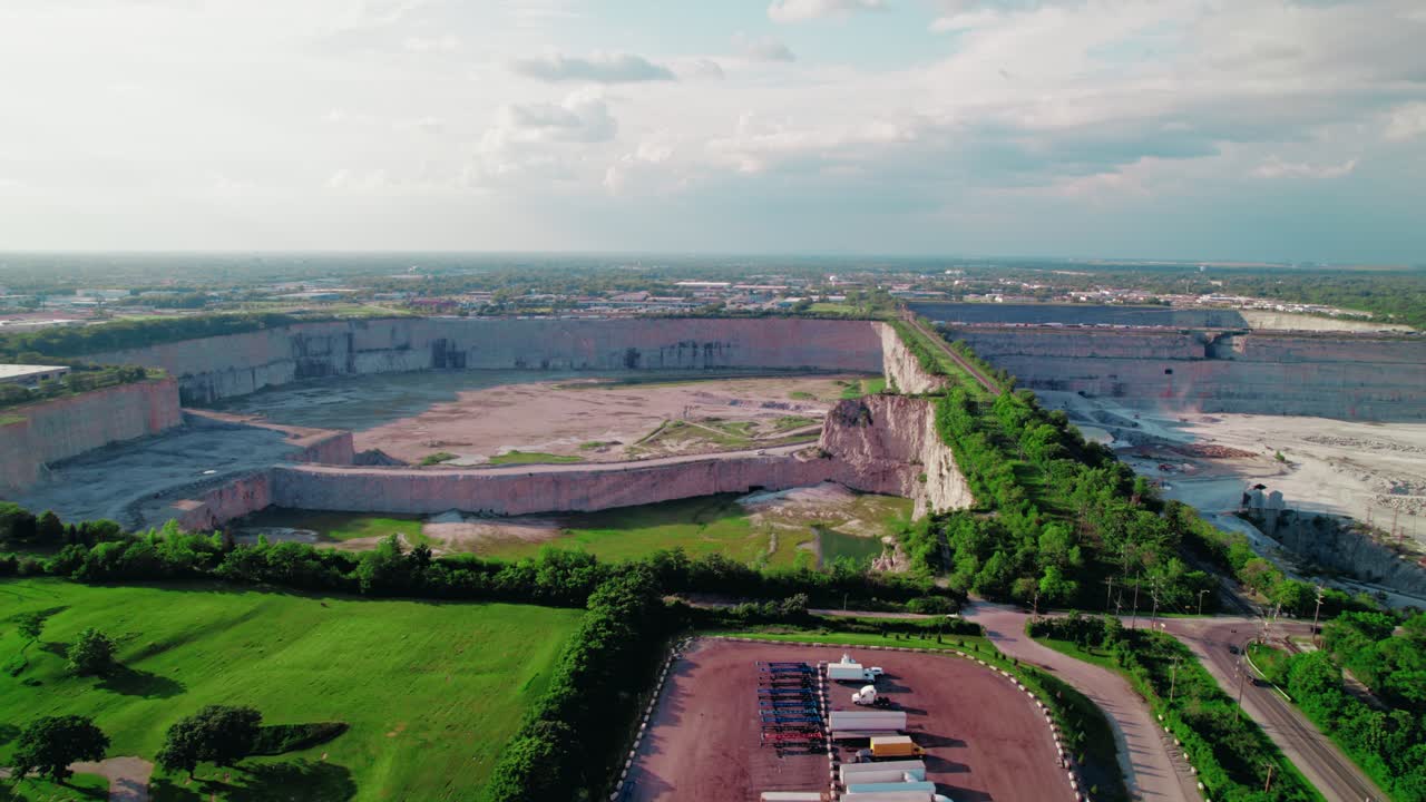 Thornton Illinois Quarry. Exploring Illinois' Limestone Giant, Geological Formations, and Industrial Heritage