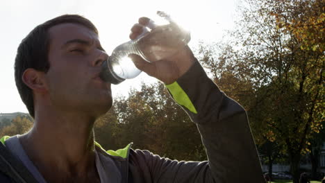 Läufer-Mann-Trinkwasserflasche-Sonneneruption-Sonnenenergie