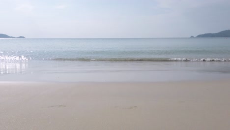 Sommervideo-4k-Des-Strandes-Mit-Einigen-Wellen-Bei-Sonnenschein-Tagsüber-Mit-Weißem-Sandstrand-Und-Klarem-Blauem-Himmel-In-50fps-4k-Uhd-Video