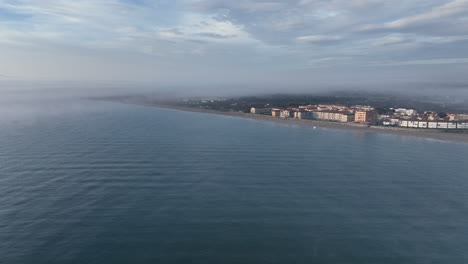 Estartit-Pueblo-Costero,-Costa-Brava,-Vista-Aérea-De-La-Costa-De-Girona-Descendiendo-A-Través-Del-Azul-Océano-Mediterráneo