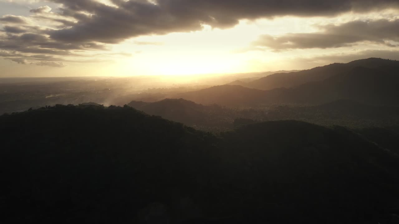 región montañosa con bosque tropical en la parte remota del este de bali llamada karangasem