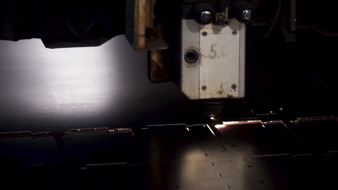 Máquina de corte láser en acción