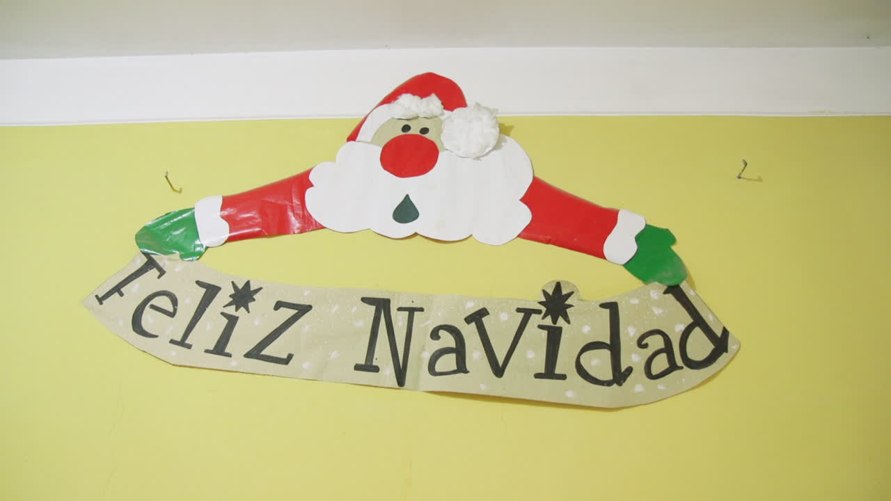 un cartel de feliz navidad o feliz navidad en un hospital peruano en ollantaytambo