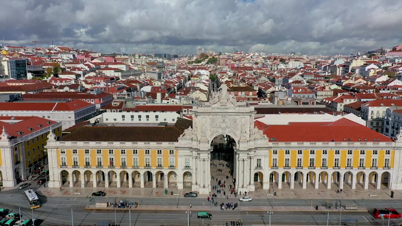 Volando verso l'edificio principale in Praça do Comércio, Lisbona.