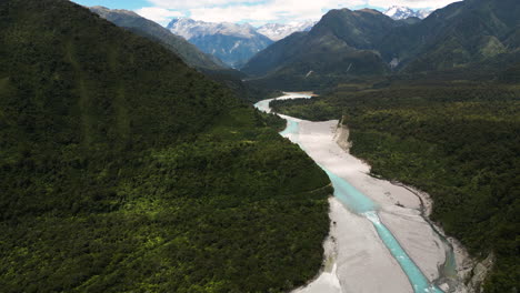 impresionante paisaje aéreo de nz nueva zelanda con río corriente en el valle de las montañas desde el glaciar fox