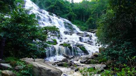 Maeya-Wasserfall-In-Chiang-Mai,-Thailand