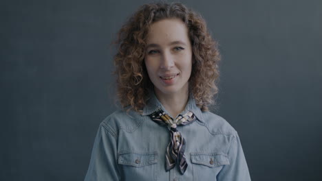 retrato de una mujer sonriente