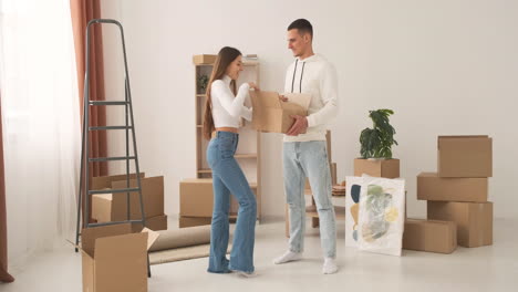 pareja feliz unboxing en la nueva casa