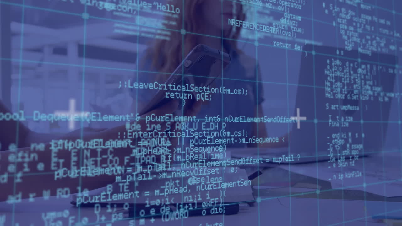 animación del procesamiento de datos sobre diversas colegas femeninas que utilizan portátiles y teléfonos inteligentes en la oficina