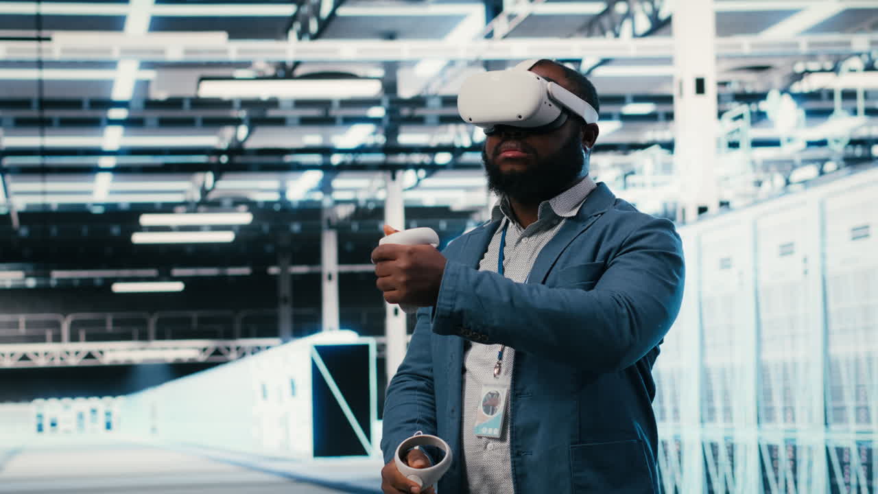 Uomo con visore VR di realtà virtuale in un data center