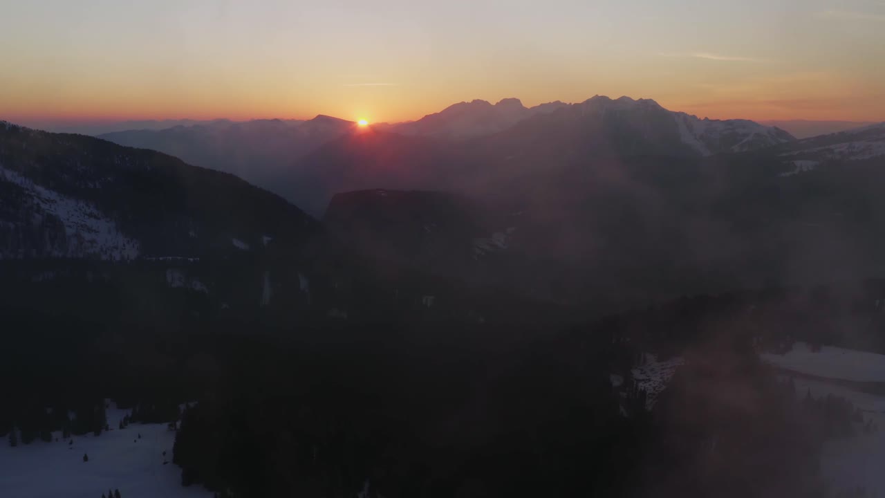 vista aérea revelada del paso de rolle al atardecer, dolomitas
