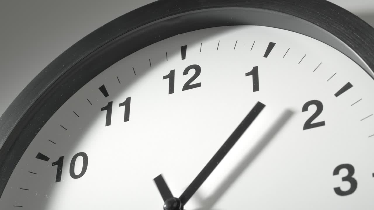 reloj en el lapso de tiempo en la pared blanca en la oficina