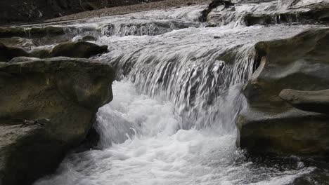 Corriente-De-Agua-Clara-Que-Fluye-Del-Río