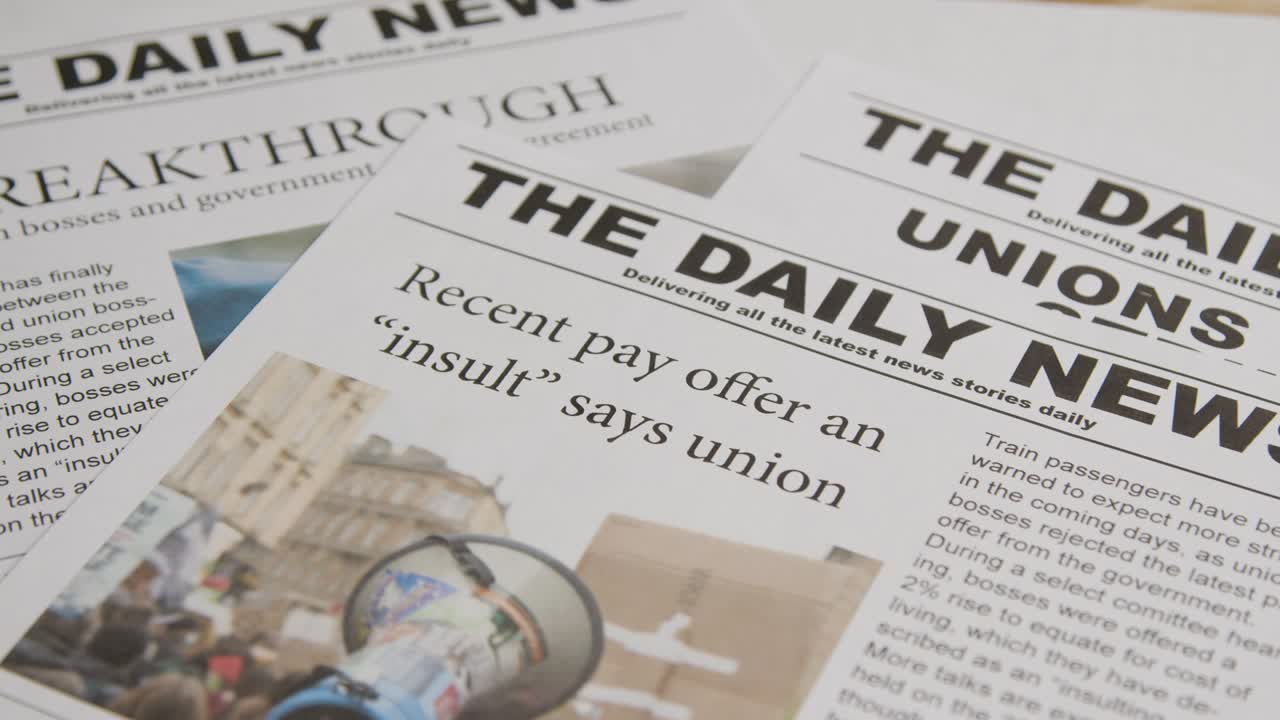 노동 조합 분쟁에서 파업 조치를 논의하는 신문 헤드라인 3