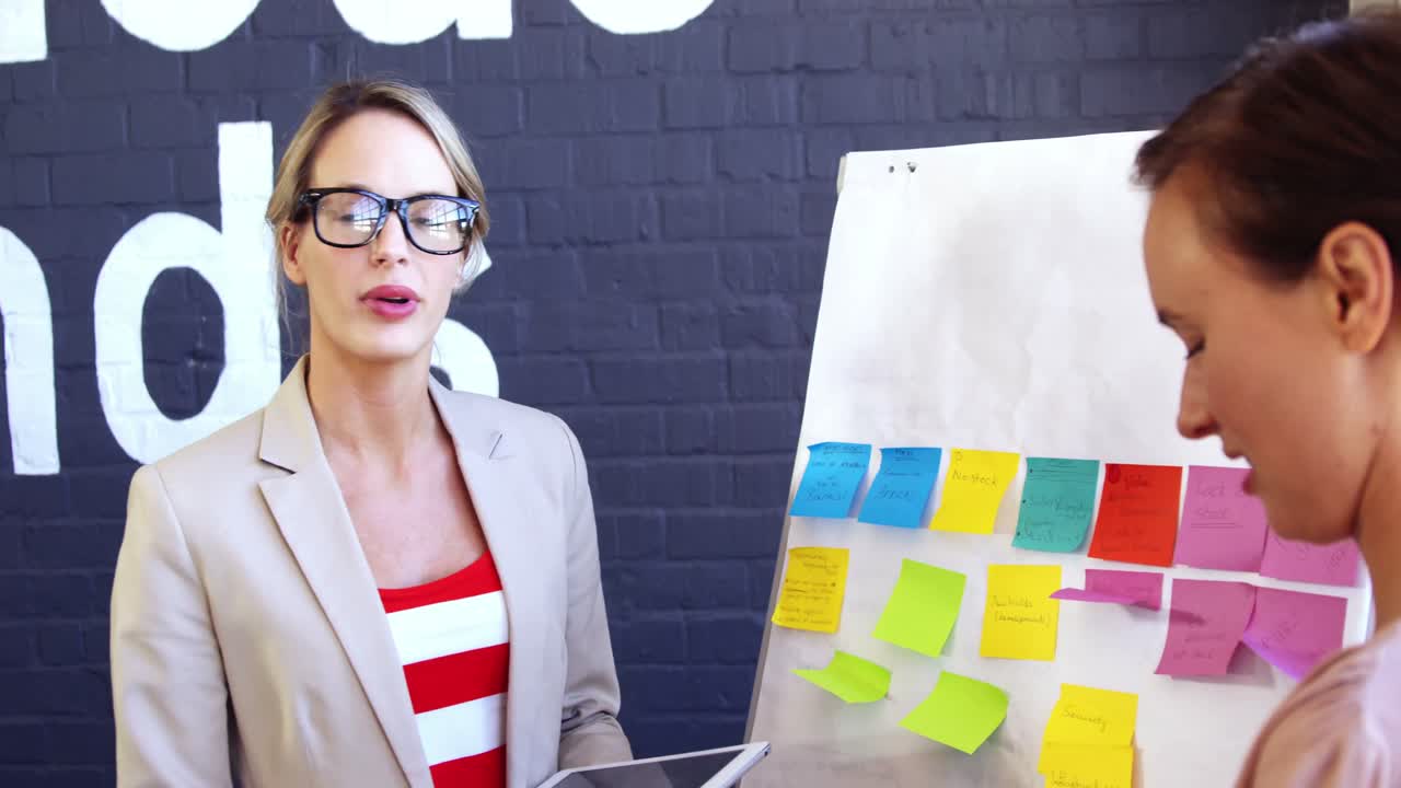 ejecutivos discutiendo sobre la pizarra blanca