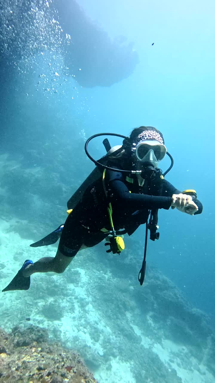 El buzo explora el mundo submarino