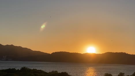 una excelente toma aérea de la puesta de sol sobre las montañas de sesimbra en portugal