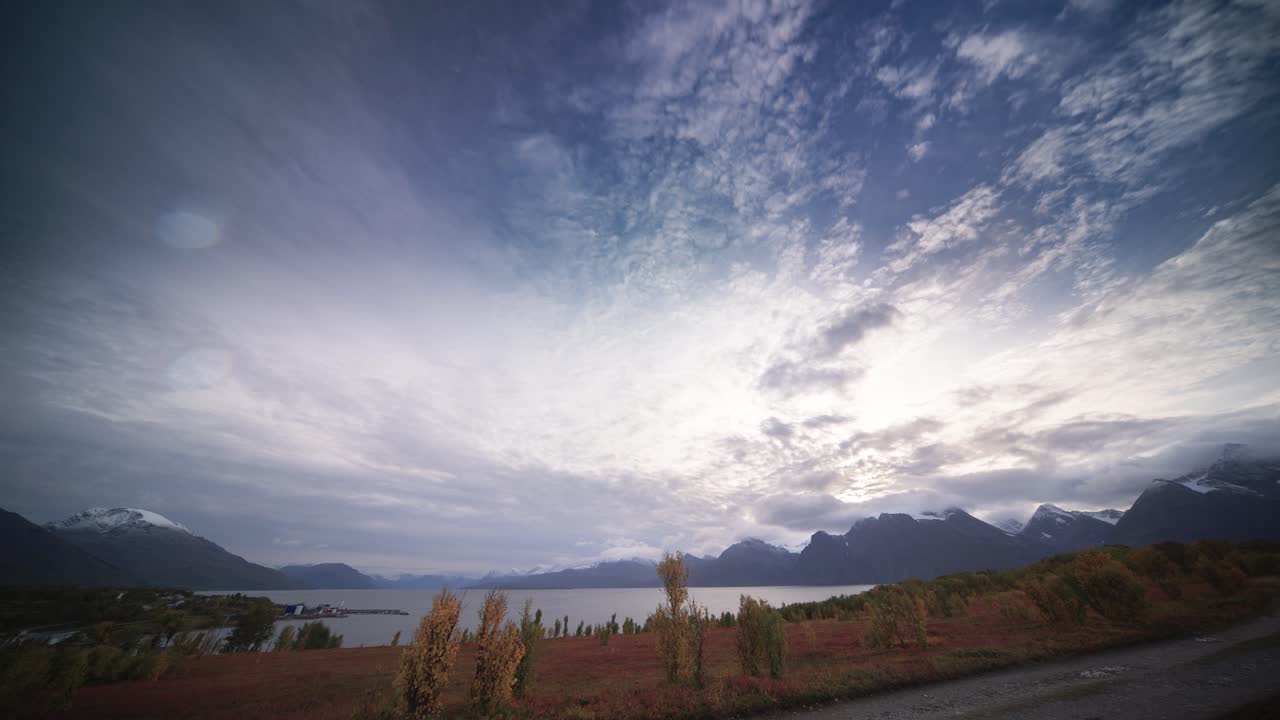 눈 인 산들은 피오르드 연안의 가을 드라 계곡 위에 아있다.