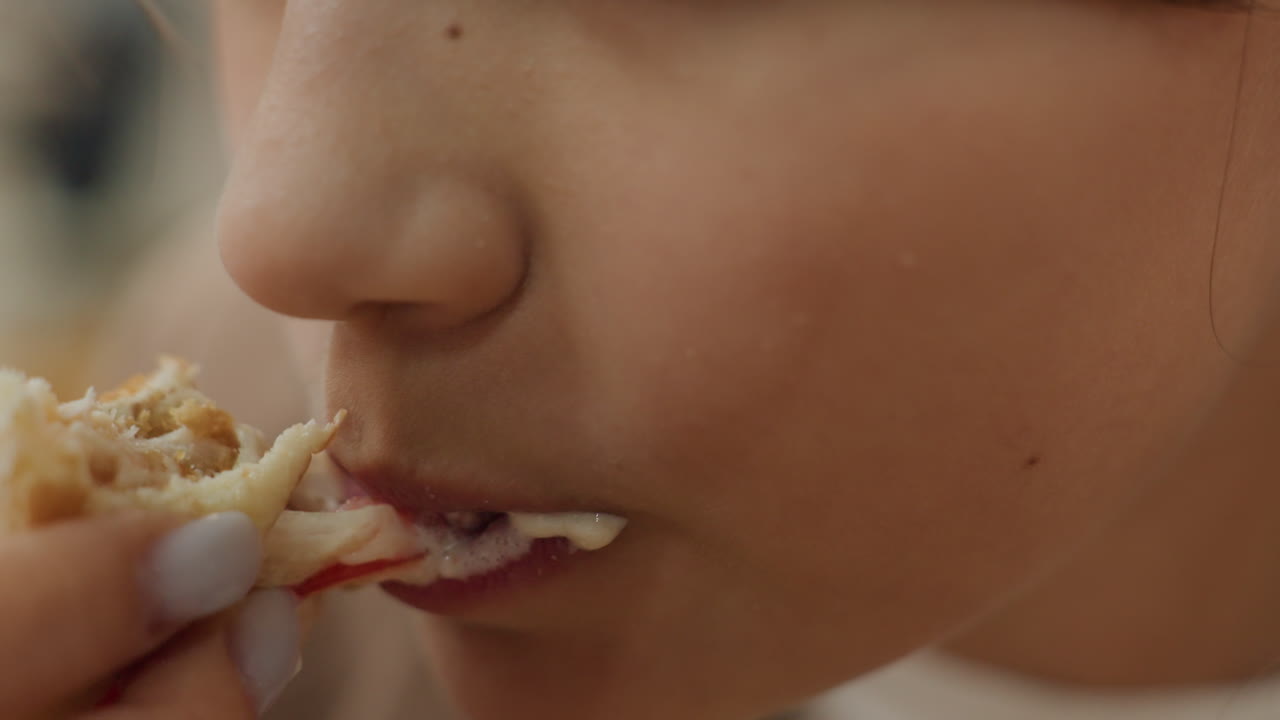 Degustación íntima de pizza, momento íntimo y espontáneo saboreando pizza con queso fundido, primer plano detallado que captura un bocado indulgente de una porción de pizza con queso y salsa, con las uñas visibles