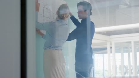 hombre y mujer jóvenes trabajando en una oficina creativa