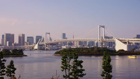 Parque-Costero-De-Odaiba-Y-Puente-Del-Arco-Iris-Al-Final-De-La-Tarde,-Tokio,-Japón-4k