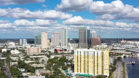 Vista-Aérea-De-Establecimiento-De-La-Ciudad-Americana-De-La-Bahía-De-Tampa,-Florida