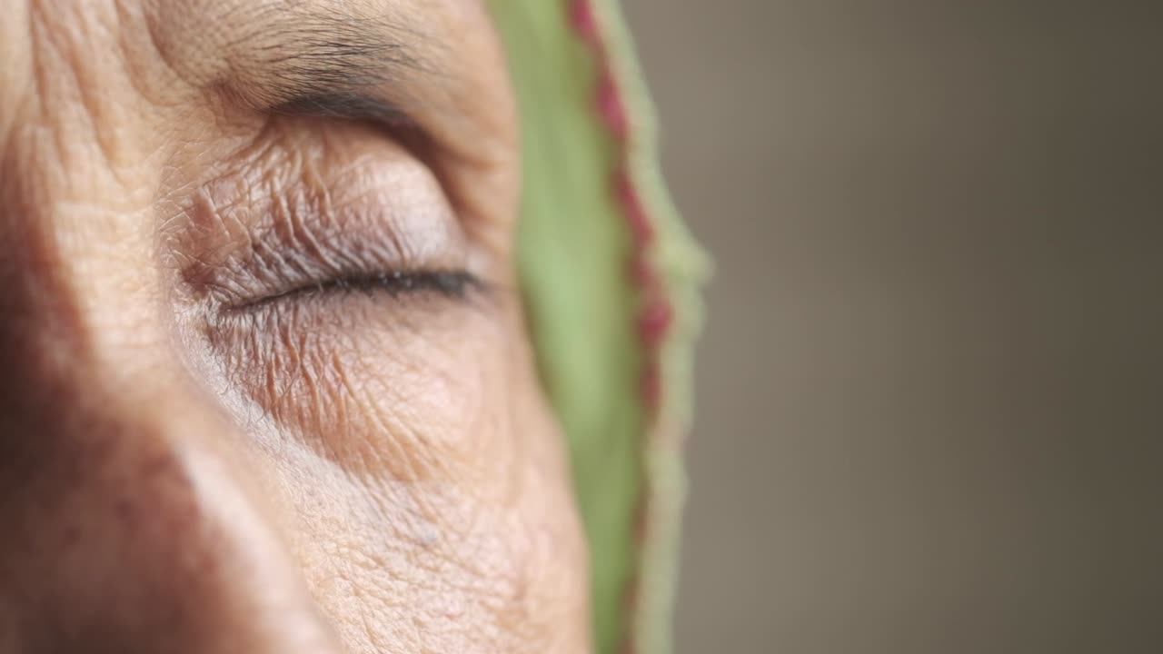 primer plano de una mujer anciana