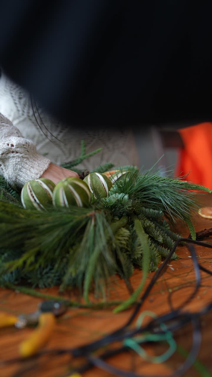 haciendo una corona navideña festiva