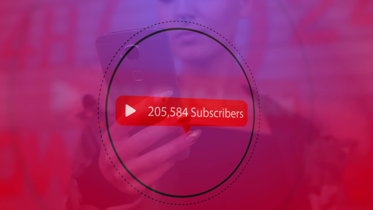 burbuja de discurso con suscriptores texto con números crecientes contra la mujer que usa teléfono inteligente