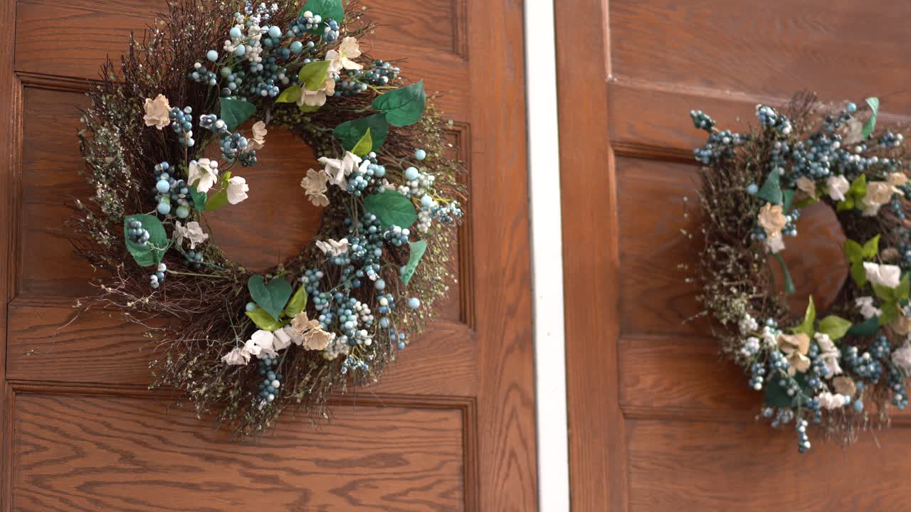 Wreath on Church doors 4k