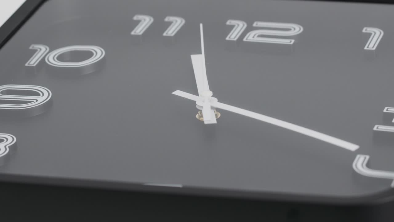 Wall clock 11.20 am. or pm.