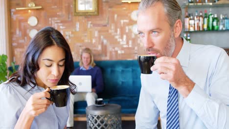 mujer y hombre de negocios tomando café