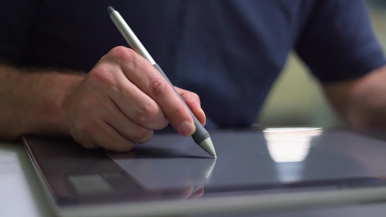 dibujo de diseñador en tableta gráfica