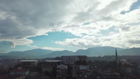 Timelapse-Dinámico-Capturado-Desde-Un-Punto-De-Vista-Elevado-En-Denizli,-Turquía,-Que-Muestra-Un-Paisaje-Urbano-Con-Montañas-Y-Colinas-Al-Fondo.