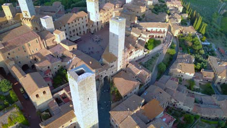 mercado espectacular vista aérea desde arriba vuelo san gimignano medieval ciudad torre de colina toscana italia