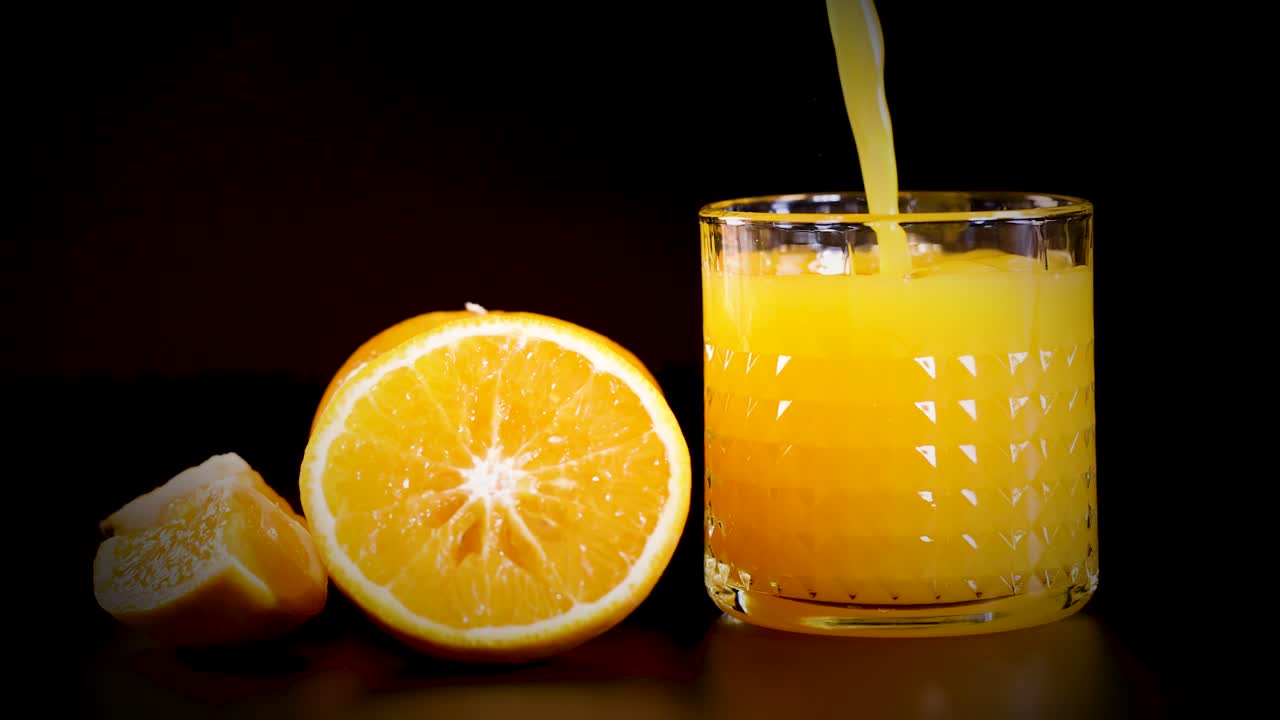 Il succo d'arancia viene versato in un bicchiere