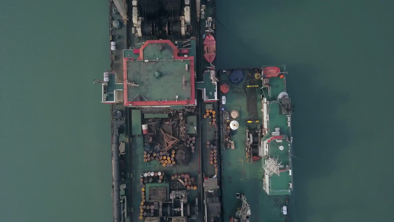 드론 은 인도 오디샤 의 파라디프 항구 에서 조용 한 강 에서 항해 하는 운반 장비 를 가진 선박 에 내려간다