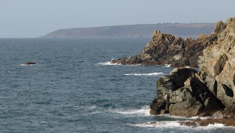 Extraweite-Wellen,-Die-über-Felsen-In-Piskies-Cove-Am-HMS-Warspite-Monument-Krachen