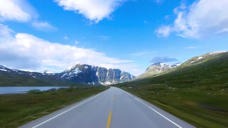 Conducir-Un-Coche-En-Una-Carretera-En-Noruega