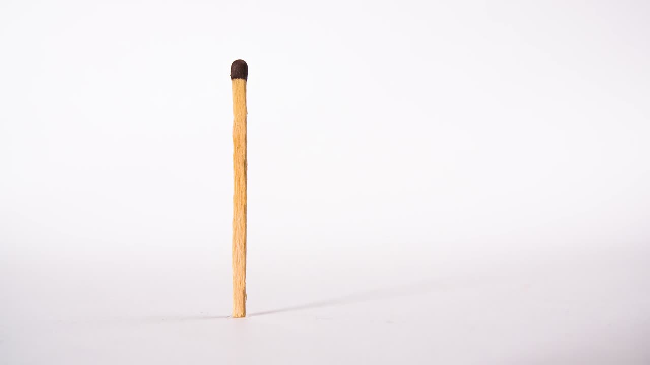 el fósforo está ardiendo. macro shot, stop motion, concepto de agotamiento o impotencia