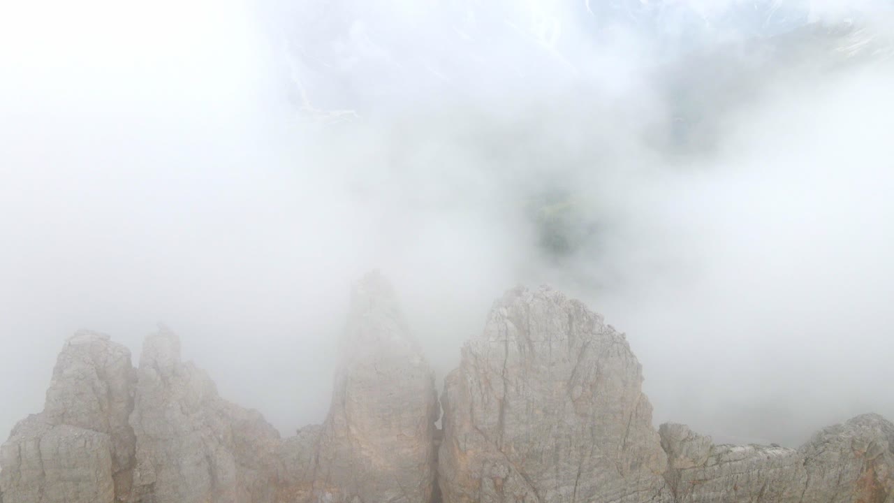 안개 낀 날 이탈리아 백운석 산맥의 공중 전망