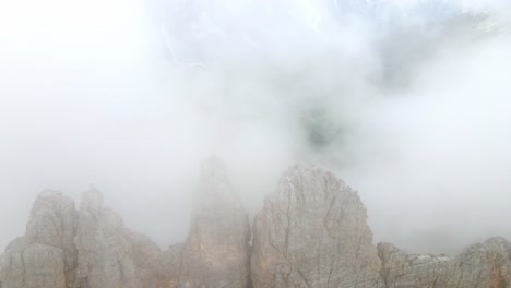 vistas aéreas de la cordillera en los dolomitas, italia, en un día de niebla