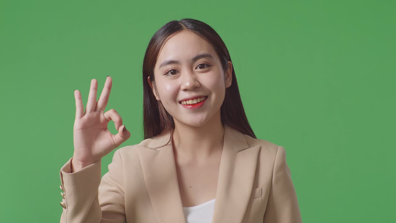 여성이 은 몸짓을 하고 있습니다.