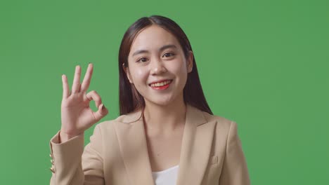 여성이 은 몸짓을 하고 있습니다.