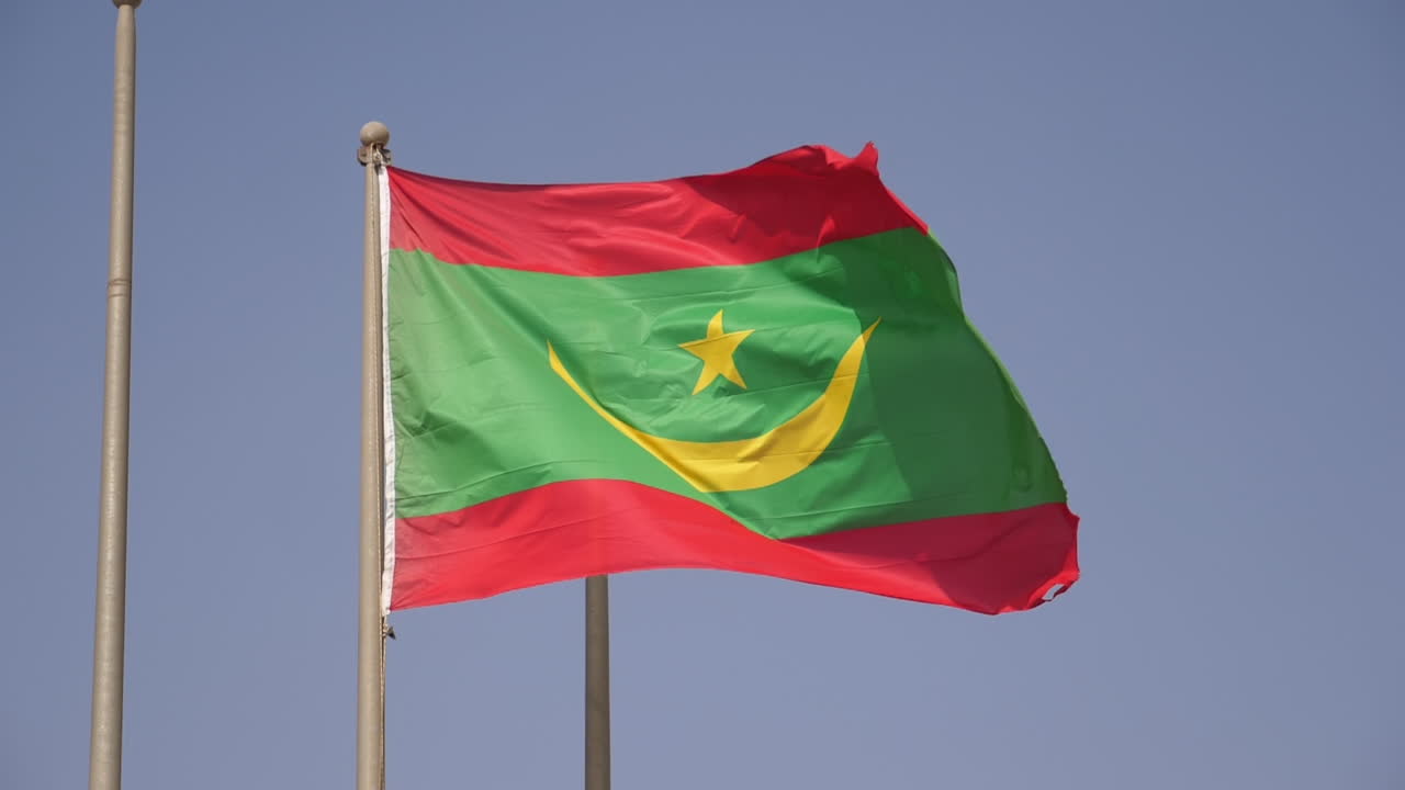 bandera nacional de mauritania ondeando en el poste, cierre a cámara lenta