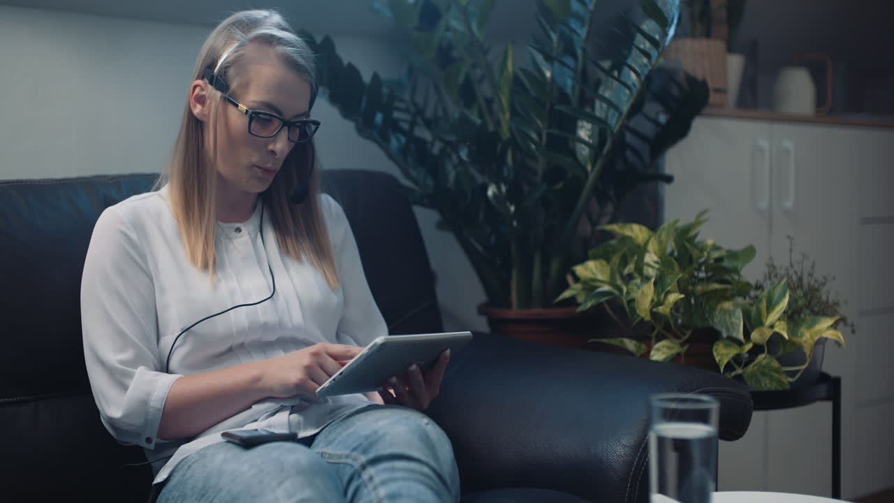 una mujer con auriculares lleva a cabo una capacitación en línea