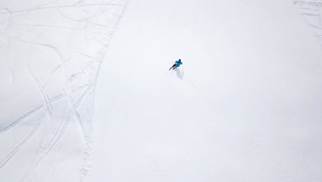 Luftaufnahme-Von-Oben,-Kamerafahrt-Eines-Guten-Alpinskifahrers,-Der-Allein-Die-Breite-Skipiste-Hinunterfährt