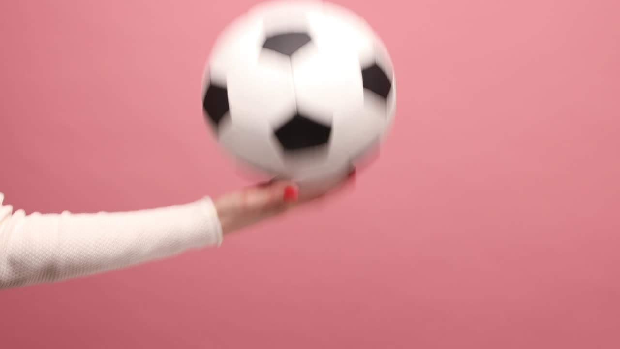 primer plano de la mano de la mujer sosteniendo el fútbol o la pelota de fútbol, competencia, animando al campeonato.