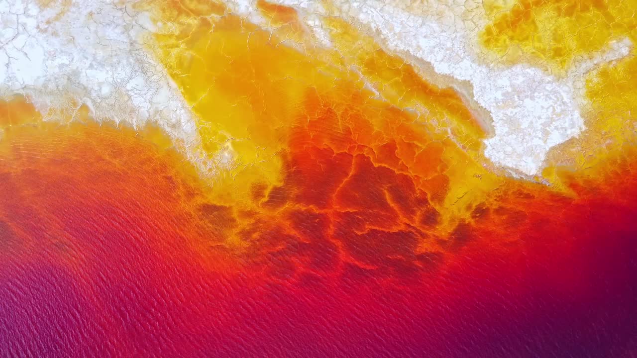 huelva의 광산 현장에서 모래 지형에 있는 다채로운 텍스처